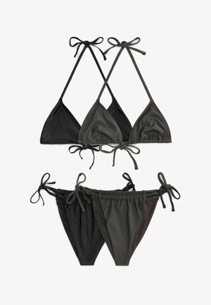 Dva čierne a tmavosivé trojuholníkové vrchné diely bikín s viazaním za krk, v kombinácii so zodpovedajúcimi spodnými dielmi bikín s bočnými viazaniami na bielom pozadí.