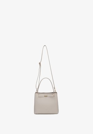 Borsa a mano in pelle beige chiaro con chiusura rettangolare dorata, manico superiore e tracolla lunga regolabile.