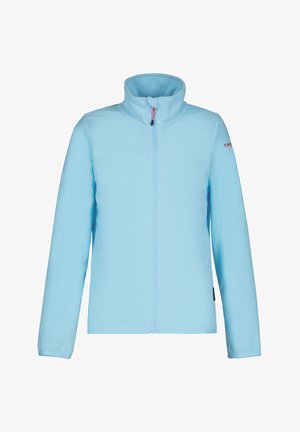 Giacca in pile azzurro chiaro con colletto alto, zip frontale e tessuto testurizzato. Presenta un logo rosso sulla manica sinistra.
