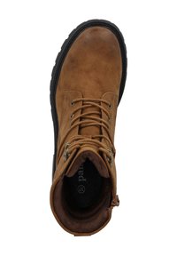 Brązowe zamszowe botki za kostkę z okrągłym noskiem, sznurowanym przodem i wyściełanym kołnierzem. Posiadają szare metalowe oczka i trwałą czarną gumową podeszwę.