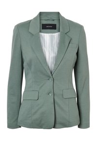 Blazer ajusté vert sauge avec revers crantés, deux poches plaquées à l'avant, deux boutons, et doublure intérieure blanche rayée.