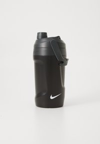 Zwarte plastic waterfles met een gestructureerde grip, schroefdeksel en draaghandvat. Bevat een wit Nike-logo aan de voorkant.