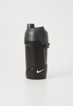 Bouteille d'eau en plastique noir avec une prise texturée, un couvercle à vis et une poignée de transport. Présente un logo Nike blanc à l'avant.