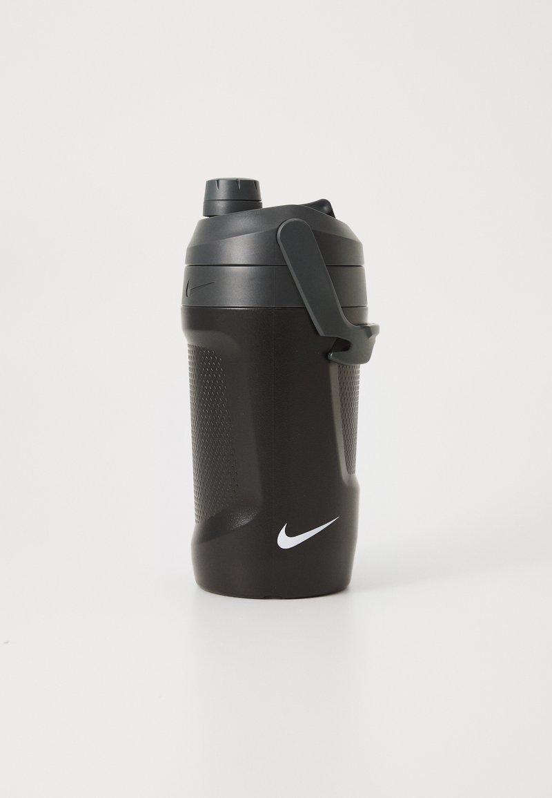 Zwarte plastic waterfles met een gestructureerde grip, schroefdeksel en draaghandvat. Bevat een wit Nike-logo aan de voorkant.