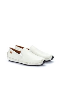 Weiße Leder-Slipper mit genähten Details um die Sohle, runder Zehenform und schwarzen Gummi-Akzenten an der Zehenkappe.