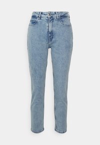Jeans de tiro alto y pierna recta en azul claro, con cierre en la parte delantera con botón y cremallera, bolsillos delanteros y traseros, exhibidos sobre un fondo blanco.