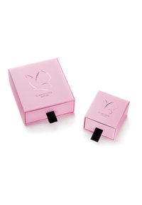 Cajas de regalo rosas con un acabado brillante. La caja más grande presenta un logo de mariposa estampado en la tapa, ambas incluyen tiradores de cinta negra.