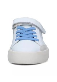 Sneaker bianca con tomaia in pelle liscia, lacci in cotone blu, cinturino regolabile e suola spessa in gomma bianca.