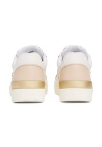 Bílé tenisky s růžovými akcenty, texturovaná kožená zadní část, zlatý metalický detail na patě, polstrovaný límec a gumová podrážka.