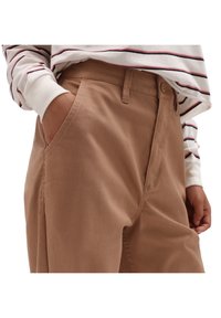 Khaki spodnie wykonane z miękkiego materiału, z prostym krojem nogawek, bocznymi kieszeniami i zapięciem na guzik o gładkiej fakturze.