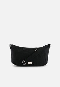 Sac à bandoulière noir en tissu texturé, avec une poche avant zippée, une bandoulière réglable et une forme rectangulaire.