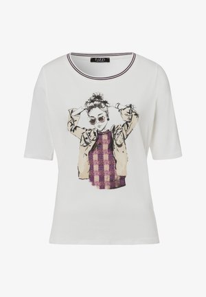 Weißes T-Shirt mit kurzen Ärmeln, bedruckt mit einer Grafik einer Person mit Sonnenbrille und einem gemusterten lila Pullover, Rundhalsausschnitt.