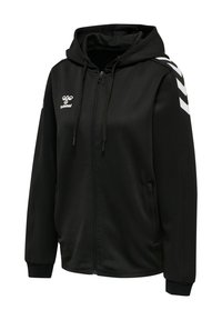 Schwarze Kapuzenjacke mit strukturiertem Finish, ausgestattet mit einer Kapuze, frontalen Taschen und einem weißen Chevron-Design an den Ärmeln. Markenlogo auf der Brust.