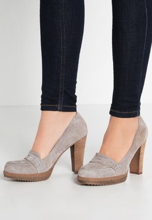 Szare zamszowe szpilki z zaokrąglonym noskiem, teksturowaną platformą i obcasem przypominającym drewno. Gładkie wykończenie z dekoracyjnym przeszyciem.