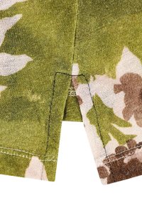 Grüner und brauner Camouflage-Strickstoff mit strukturierter Oberfläche, ausgestattet mit einem geteilten Saum und kontrastierenden Nähten.