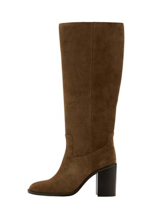 Botte haute en daim marron avec un bout rond et un talon bloc effet bois foncé.