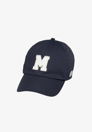 Granatowa czapka bejsbolowa z białą wyszywaną literą "M" na przodzie i zaokrąglonym daszkiem.