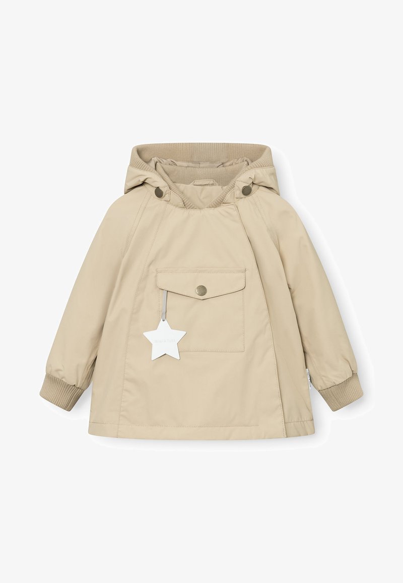 Beige hettejakke med lommer foran, trykknapper og ribbede mansjetter. Glatt, lett stoff med et hengende merke formet som en stjerne.