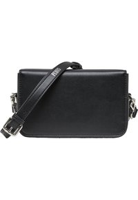 Svart faux läder crossbody-väska med rektangulär form. Har en avtagbar rem och silverfärgad hårdvara. Slät textur, inga mönster.