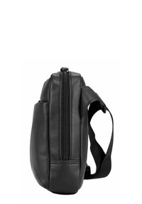 Borsa in pelle nera con apertura con cerniera, forma piatta e tracolla regolabile su un lato. Texture liscia con dettagli minimi di cucitura.