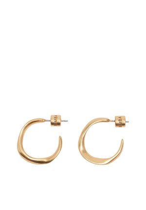 Par de pendientes de aro de oro con forma irregular, con cierre de poste y tapones cilíndricos grabados con el nombre de la marca.