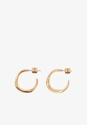 Par de pendientes de aro de oro con forma irregular, con cierre de poste y tapones cilíndricos grabados con el nombre de la marca.