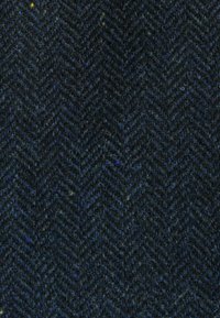 Visgraatpatroon stof in donkerblauwe en zwarte tinten, met een getextureerd oppervlak dat subtiele spikkels van geel bevat.