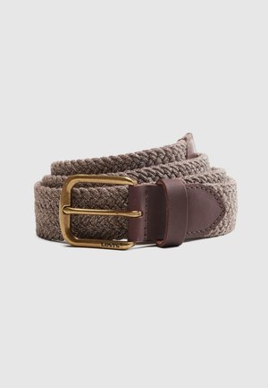 Brązowy pleciony materiałowy pasek z mosiężną klamrą i skórzaną pętlą, z logo Levi's na końcu klamry.