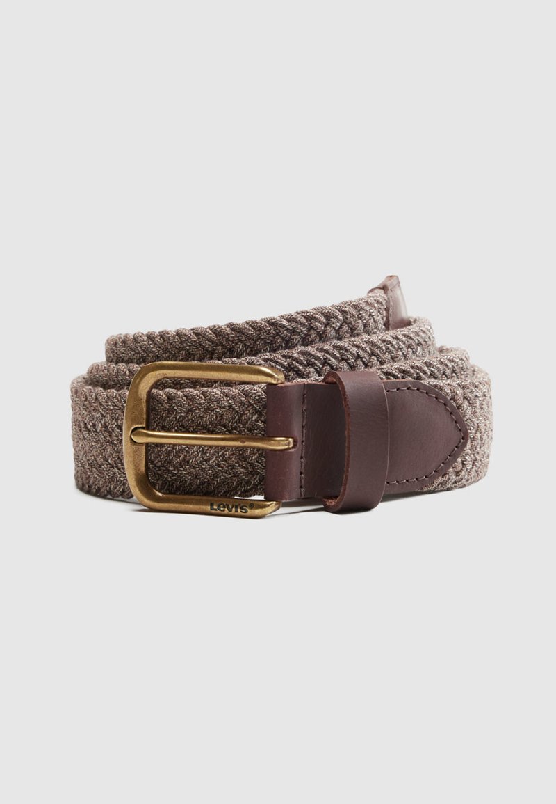 Καφέ πλεκτή υφασμάτινη ζώνη με ορειχάλκινη αγκράφα και δερμάτινη θηλιά, με το λογότυπο Levi's στο άκρο της αγκράφας.