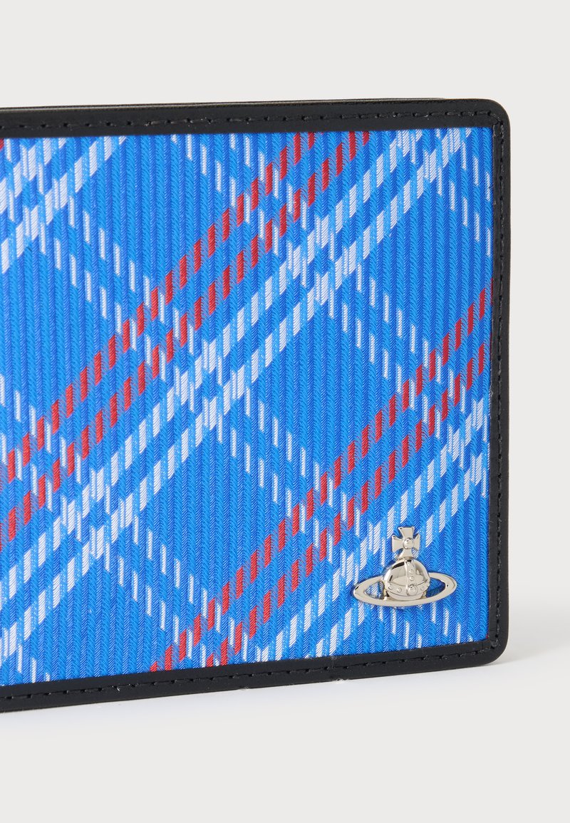 Blaues Portemonnaie mit rotem und weißem Karo-Muster, schwarzen Rändern und kleinem silbernem Kugellogo in der unteren rechten Ecke.