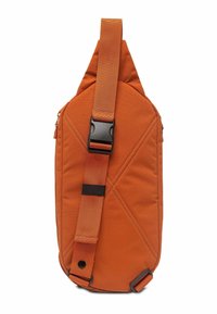 Borsa a tracolla arancione con un tessuto texturizzato, caratterizzata da un design a losanghe diagonali, tracolla regolabile e dettagli in metallo nero.