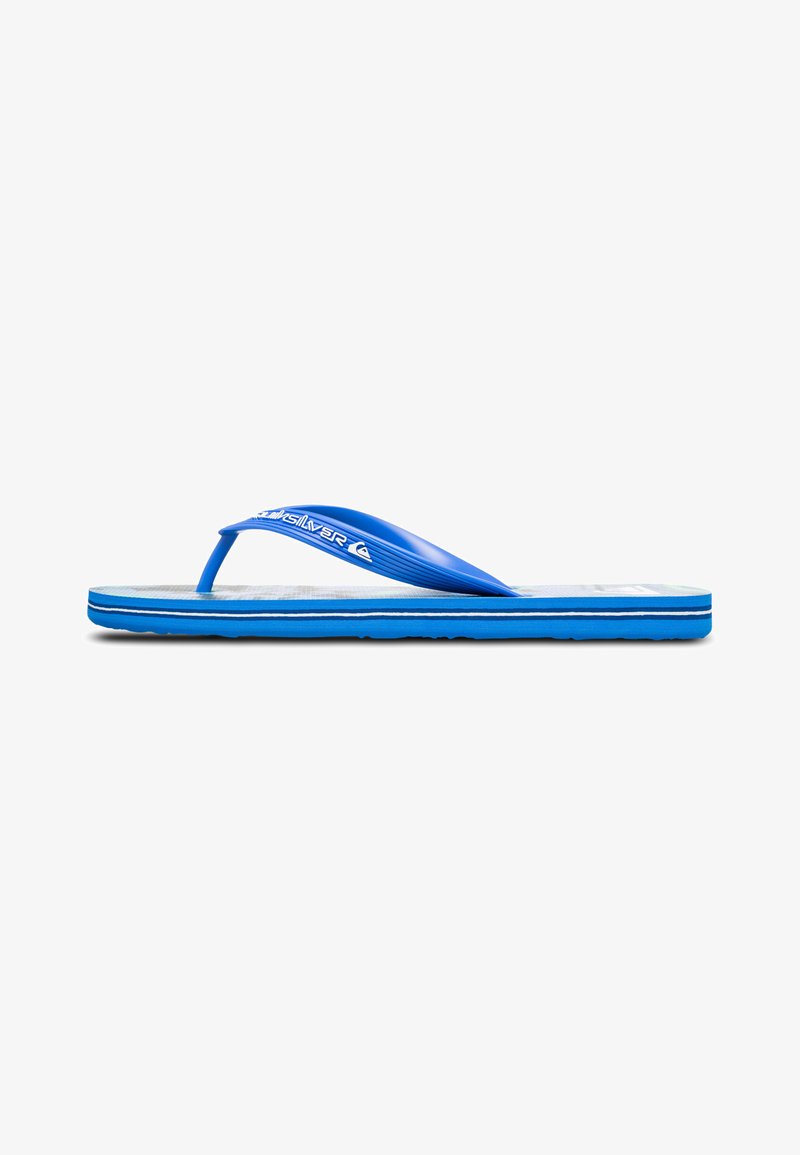 Tongs en caoutchouc bleu avec une semelle intérieure texturée, des brides fines et un logo blanc contrastant. Profil mince avec une semelle plate et un design minimaliste.