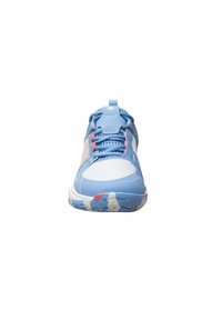 Scarpa sportiva blu con tomaia in rete e accenti bianchi. Presenta lacci dai colori vivaci e una suola in gomma stampata per una migliore aderenza.
