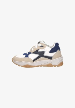 Witte, beige en marineblauwe sneaker met dikke zool, suède accenten en een zigzag zwart ontwerp aan de zijkant, gezien vanaf de buitenkant.
