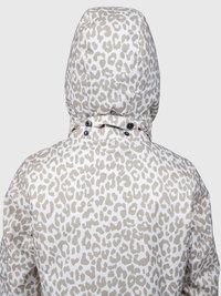 Biely a béžový leopardí vzorovaný kabát s kapucňou zobrazený zozadu, s čiernymi patentkami na zadnom golieri kapucne.