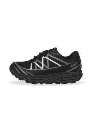 Scarpa da ginnastica nera con suola spessa, motivi a zigzag grigi riflettenti, design con lacci e logo MBT sul lato, mostrata dal lato esterno.