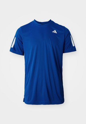 Blauw sportshirt met korte mouwen, voorzien van reflecterende strips op de mouwen en een klein wit logo op de bovenste linkerkant van de borst.