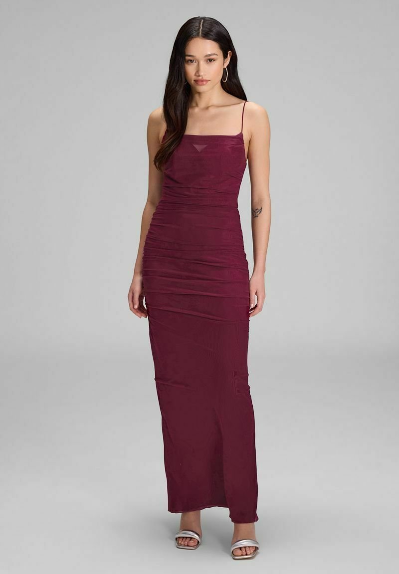 Burgunderfarbendes Maxikleid mit dünnen Trägern, gerafftem Stoff, taillierter Silhouette und geradem Saum. Getragen mit silbernen offenen Sandalen.