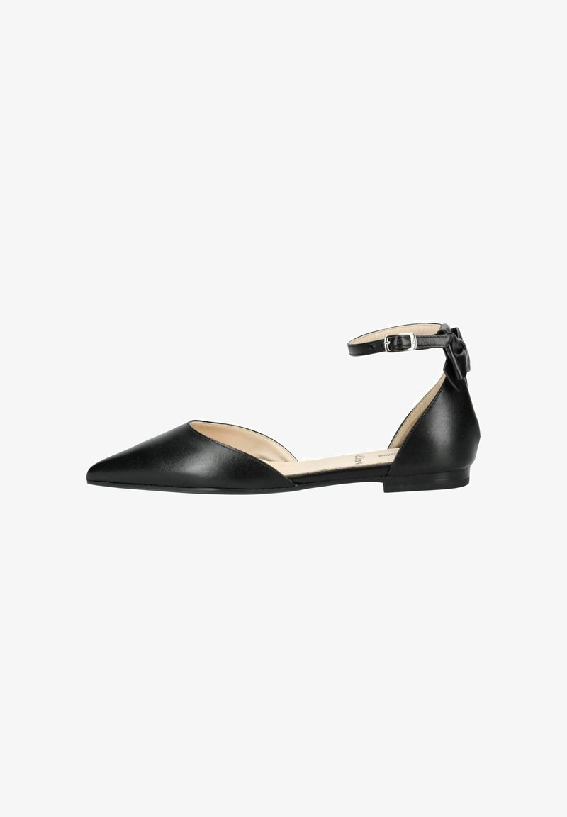 Chaussure plate noire à bout pointu avec bride à la cheville, boucle et nœud décoratif à l'arrière.