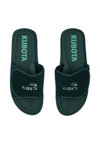 Ciemnozielone sandały z teksturowanym paskiem, z logo "KUBOTA" w jasnym zielonym kolorze. Płaska podeszwa z wzorzystą wkładką dla lepszej przyczepności.