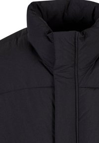 Doudoune noire avec un col haut, texture matelassée et extérieur lisse. Le matériau semble léger et durable.