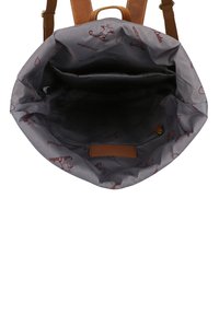 Intérieur gris d'un sac à dos avec une poignée en cuir, doté de deux compartiments, d'une doublure imperméable et d'un motif de logo répété.