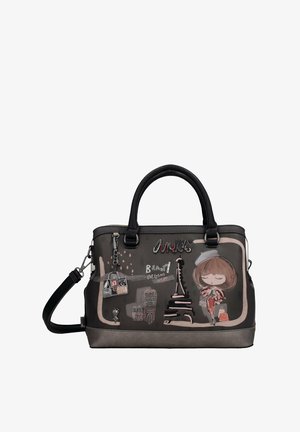 Bolso de mano en negro y gris con gráficos de dibujos animados, incluyendo a una niña, la Torre Eiffel y texto. Cuenta con asas cortas y una correa de hombro desmontable.