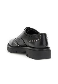 Zwarte leren brogue schoen met geperforeerde details, zilveren studs en een dikke rubberen zool. Rond gevormd met vetersluiting aan de voorkant.