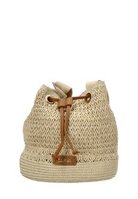 Bolso tejido beige de forma redonda, con un cierre de cuerda de color marrón y una etiqueta. Tela texturizada y acentos suaves.
