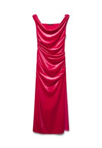 Abito da sera rosso in satin con scollatura drappeggiata e dettagli arricciati lungo il davanti, senza maniche e con una gonna lunga.
