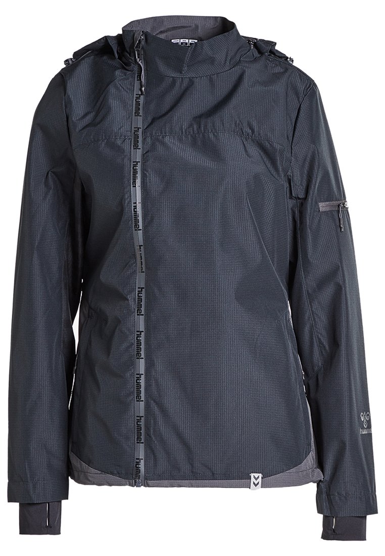 Veste gris foncé résistante à l'eau avec fermeture éclair à l'avant, capuche réglable, tissu texturé, poches latérales et accents de marque le long de la fermeture éclair.