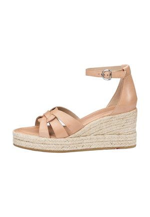 Beige leren wedge sandaal met gekruiste banden, enkelgesp en een jute omhulde platformzool. Gladde textuur en rond toelontwerp.