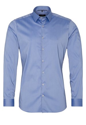 Himmelblaues Langarmhemd aus glattem Stoff. Verfügt über eine Button-Down-Front und kontrastierende dunkelblaue Akzente an den Manschetten und dem Kragen.