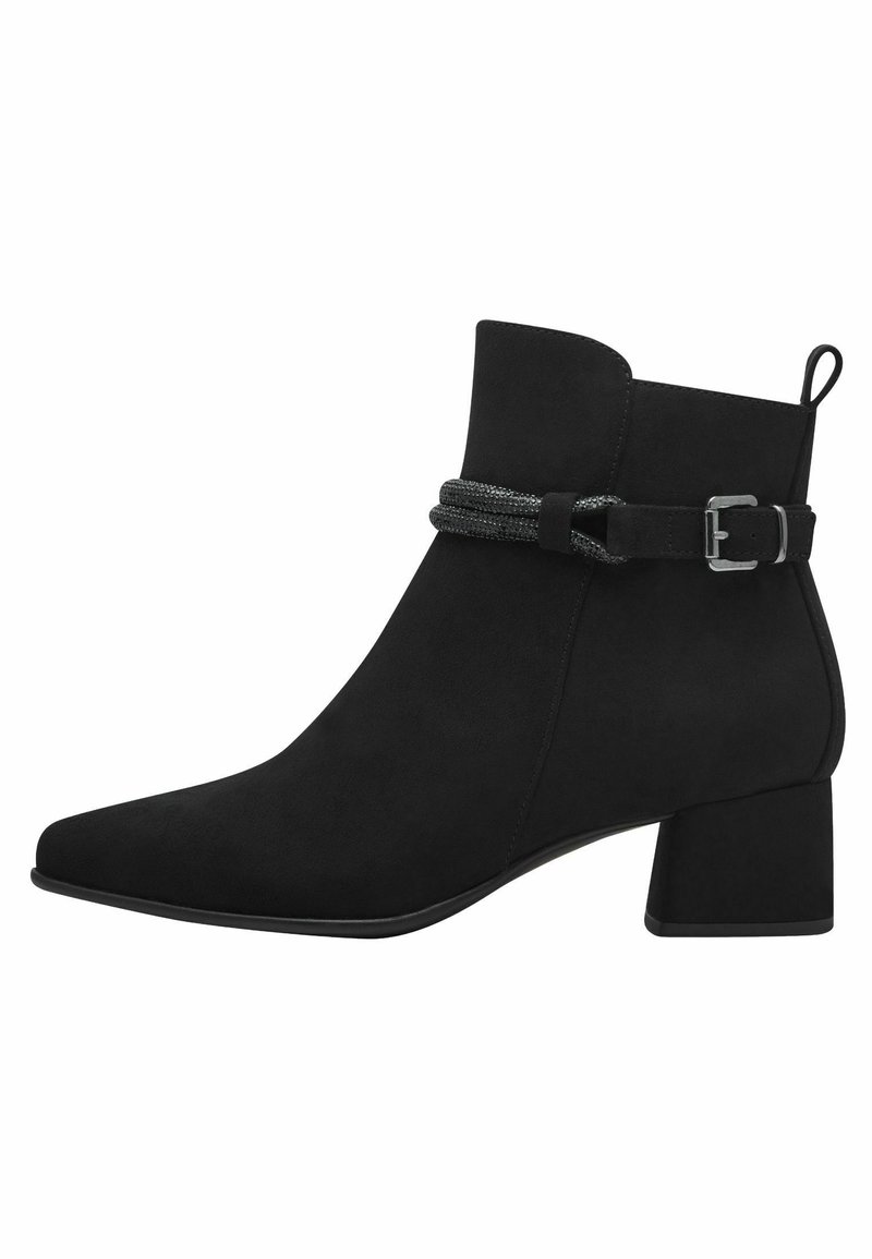 Bottine noire en daim avec talon bloc moyen, bout pointu, bride latérale à boucle et languette à l'arrière.